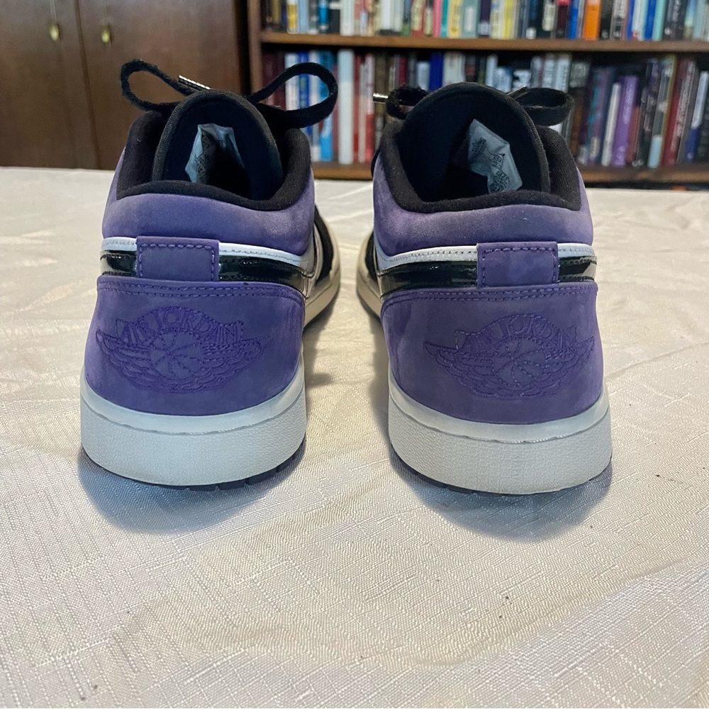 2019 Jordan 1 low in court purple! Good condition. Size 11 - Picture 4 of 4
